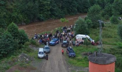 Giresun'da selde kaybolan anne ve kızını arama çalışmaları havadan sürüyor