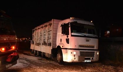 Hendek'te Asit Sızıntısı: Tuz Ruhu Taşıyan Kamyondaki Tehlike ve 2 Yaralı