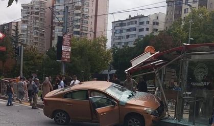 Kayseri'de Otomobil Tramvay Durağına Girdi: Yaşlı Kadın Yaralandı, Bekleyenler Kıl Payı Kurtuldu