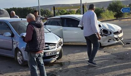 Sivas Ulaş'ta Üç Otomobilin Karıştığı Kazada 7 Kişi Yaralandı