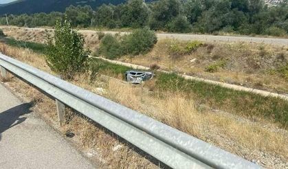 Tokat-Niksar Karayolunda Otomobil Kanala Yuvarlandı: Anne ve 2 Yaşındaki Oğlu Yaralandı