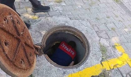 Zonguldak'ta Kanalizasyon Borusuna Sıkışan Yavru Kedi İtfaiye Ekiplerince Kurtarıldı