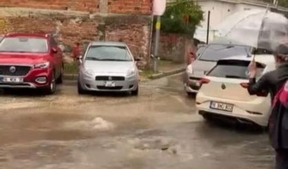 Bursa'da sağanak yağış sonrası sokaklar ve pazar yerleri suyla doldu