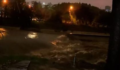 İstanbul'da Kağıthane Deresi Taştı, Sel Felaketi Yaşanıyor