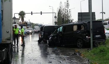 Manavgat'ta kırmızı ışık ihlali yapan tır VIP tur araçlarına çarptı: 3 yaralı