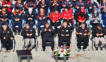 Van'da 23 Ekim Depremi'nin 15. yılında hayatını kaybedenler anıldı