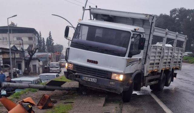 Aydın'da kaza: Sinyalizasyon direğinin altında kalan yaya yaralandı