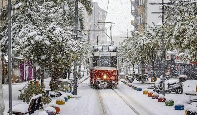 İstanbul'da okullar tatil olur mu? Yoğun kar yağışı haberleri sonrası gözler Vali Gül'de