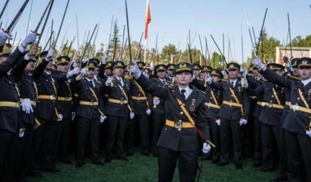 Korsan yemin nedeniyle ihraç edilen teğmenler tazminat ödeyebilir