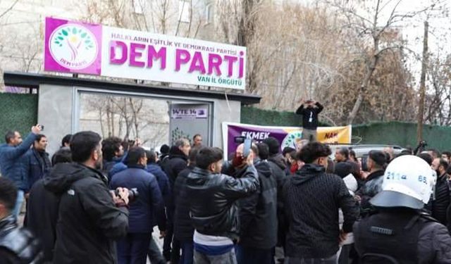 PKK heykeli, bayrak garezi, sokaklarda kaos planı... DEM’den kayyuma davetiye skandallar