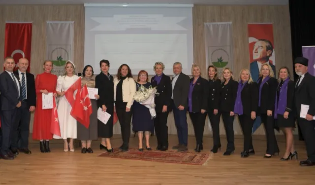 Kahraman hekimlerin hayatını meslektaşları Bursa Osmangazi'de oyunla anlattı