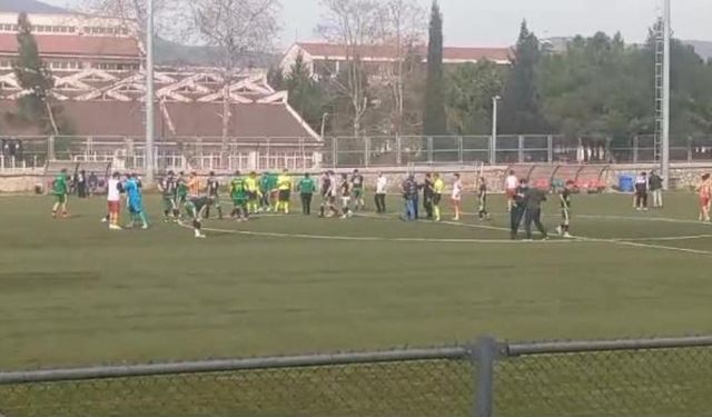 Futbol sahası savaş alanına döndü: Tekmeler havada uçuştu