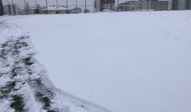 Kayseri'de futbola kar engeli: Maçlar ertelendi