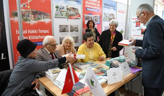 Bursa Osmangazi standında Sarıhan çiftini okurlarla buluşturdu