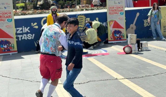 Bursa tiyatro ile gülümsüyor