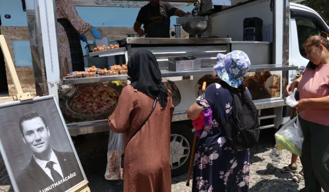 İzmir Güzelbahçe’de Ferdi Zeyrek adına lokma döküldü