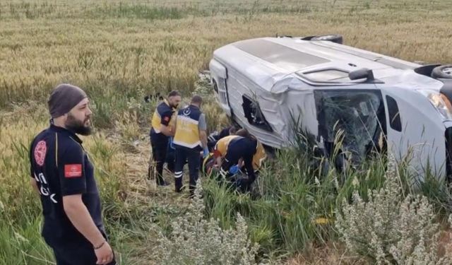 Düğün dönüşü minibüs şarampole devrildi: 17 yaralı