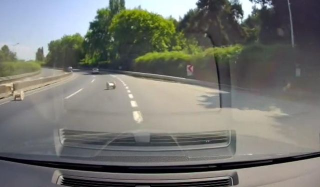 Seyir halindeki tırın dorsesinden yola saçıldı! Faciaya ramak kala