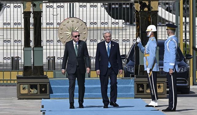 Cumhurbaşkanı Erdoğan, Kazakistan Cumhurbaşkanı Tokayev'i resmi törenle karşıladı