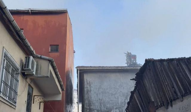 Ümraniye'de 3 katlı binanın çatısında korkutan yangın