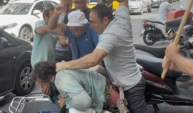 Yol ortasında öldüresiye darbedildi! Linç girişimi kamerada