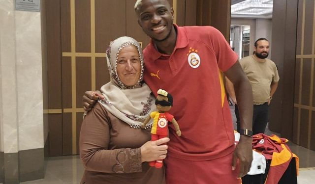Osimhen Kayseri'ye iner inmez Neslihan teyzeyle buluştu