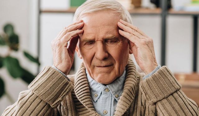 Alzheimer'da erken belirtiler! Uzmanlar uyardı: Unutkanlığı hafife almayın