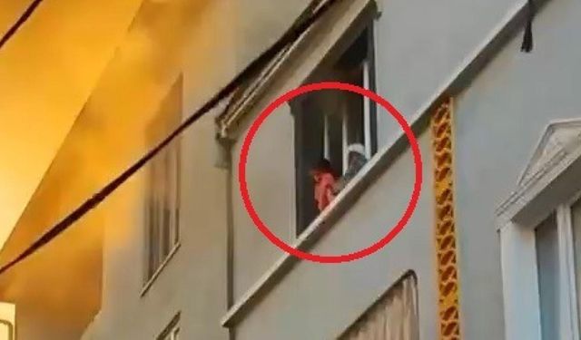 Bursa'da yangın dehşeti kamerada! Önce çocuğunu attı, sonra kendisi atladı