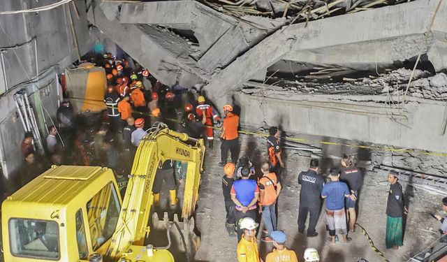 Endonezya'da okul binası çöktü! Ölü sayısı artıyor