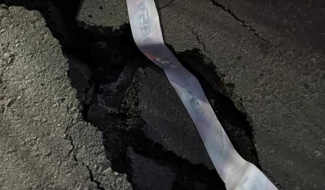 Kağıthane'de yol çöktü