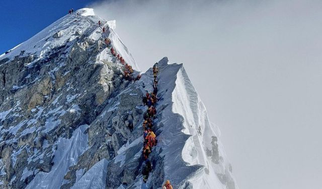 Son dakika: Everest Dağı'nın tepesinde 1000 kişi mahsur kaldı! Ölüm haberi geldi
