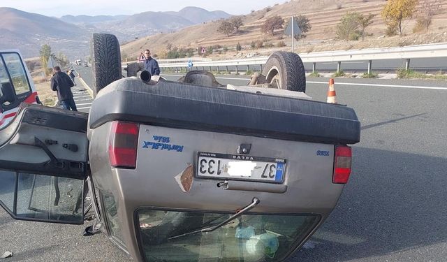 Traktöre çarpan otomobil devrildi: Yaralılar var