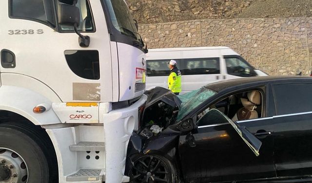 Van'da yakıt tankeri ile otomobil kafa kafaya çarpıştı: 2 ölü, 4 yaralı