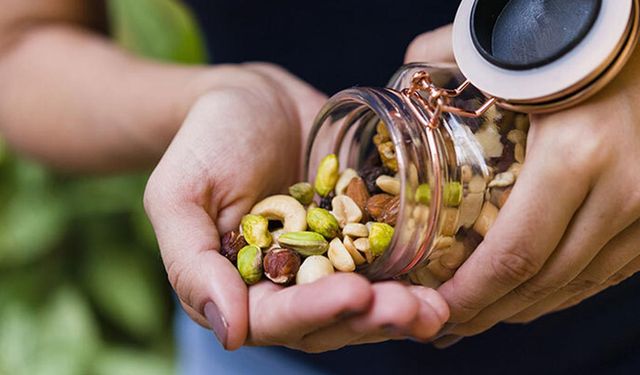 Yiyin, yedirin! Kolon kanserinden ölüm riskini %57 düşüren besin...