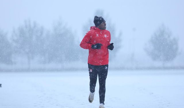 1. Lig ekibi kar yağışı altında antrenman yaptı