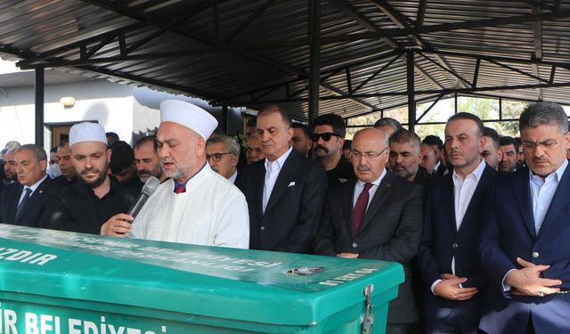 AK Parti Sözcüsü Çelik, dayısının cenaze törenine katıldı