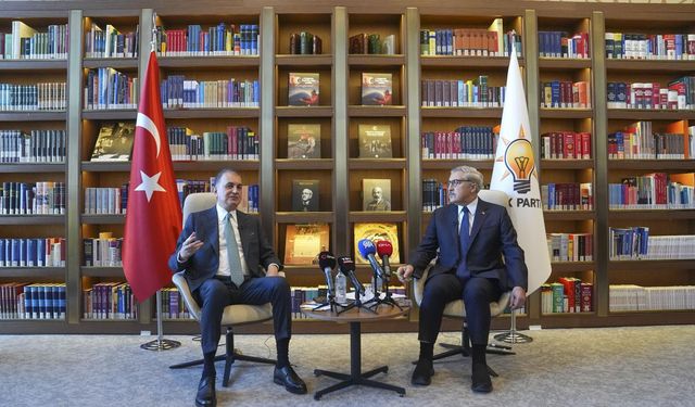 AK Parti'de 'Kütüphane Sohbetleri' programının ilk konuğu Ömer Çelik oldu