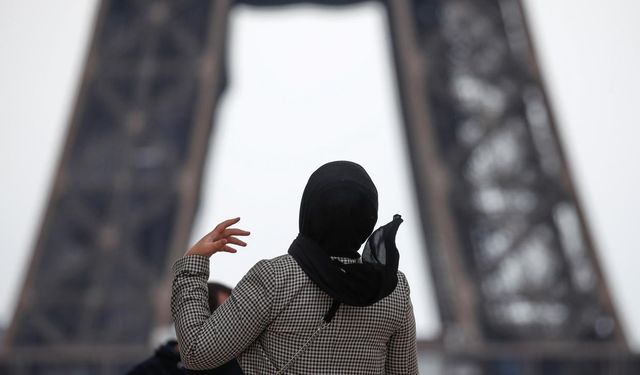 Fransız vekilden başörtüsü açıklaması: 'Müslümanlara olumsuz mesaj veriyor'