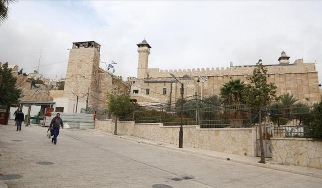 İsrail, İbrahim Camisi'ni Müslümanlara kapattı