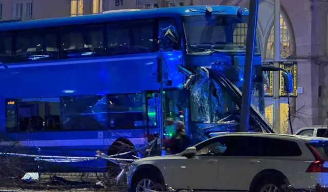 İsveç'te otobüs durağa girdi: 3 ölü