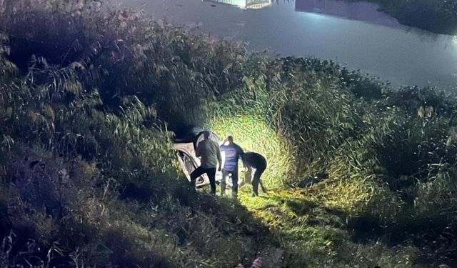 Kaçak göçmen taşıyan otomobil Asi Nehri'ne uçtu: 9 yaralı