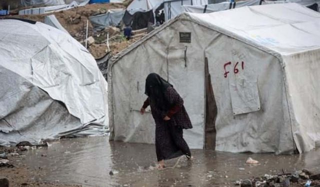 Kış Gazze'yi vurdu... Derme çatma yaşam mücadelesi!