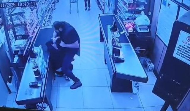 Oğlunu darbettiğini öne sürdüğü market çalışanını yumruklayıp tekmeledi