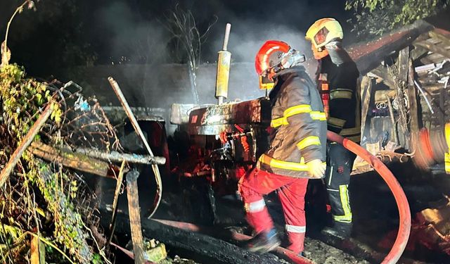 Yıldırım isabet eden 2 araç küle döndü