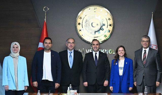 Bakan Kacır'dan Türk akademisyenlerin uluslararası başarısına övgü