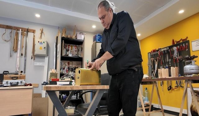 Bakan Kurum görüntüleri paylaştı: Atık malzemeler onun ellerinde melodiye dönüşüyor