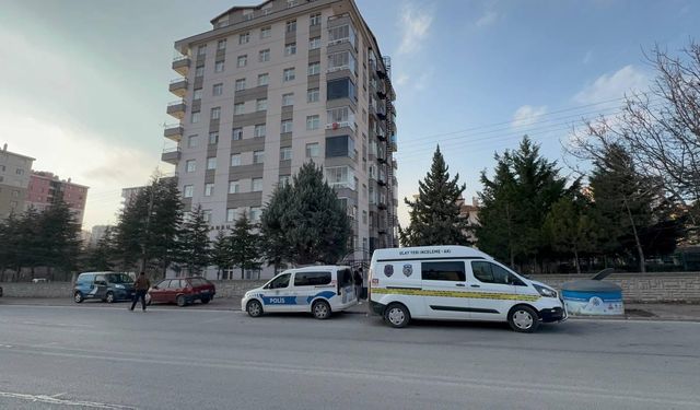 Eşini tabancayla bacağından vurdu