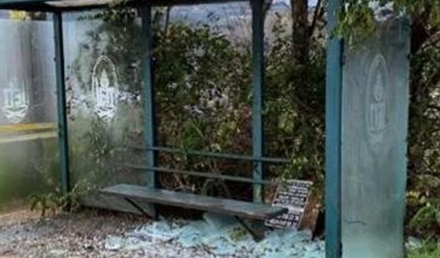 İstanbul'da otobüs duraklarının camlarını kıran şüpheliler yakalandı