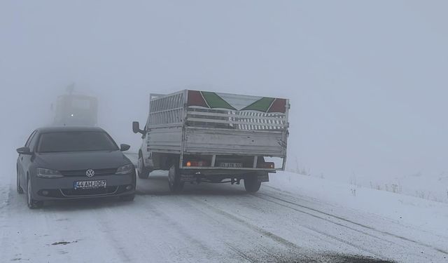 Kars-Göle kara yolunda kar ve sis ulaşımı olumsuz etkiliyor