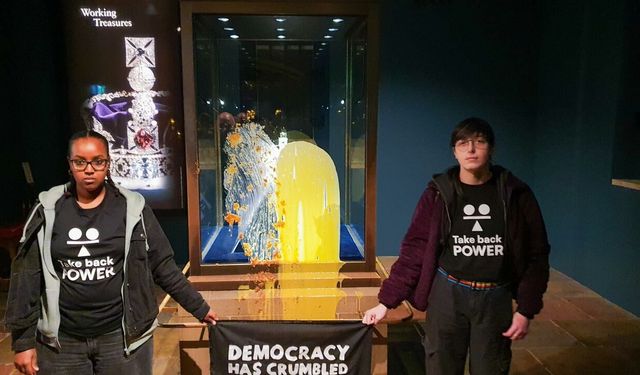 Kraliyet tacına muhallebili saldırı!